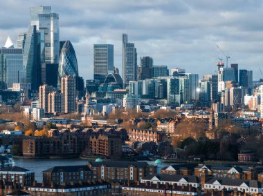 Görüntü, Londra 'nın gökdelenlerini, Gherkin ve Canary Wharf' taki modern gökdelenleri ve Thames nehri kıyısındaki geleneksel tuğla binaları gösteriyor..
