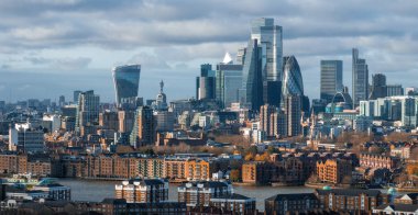 Gherkin, Walkie Talkie ve Shard 'ın yer aldığı Londra' nın gökyüzü manzarası. Thames Nehri modern gökdelenler ve tarihi mimari arasında akar..