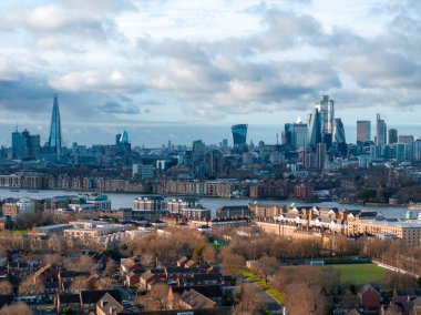 Görüntü, solda Çömlek, merkezde Thames Nehri ve Kanarya Rıhtımı 'nın ufuk çizgisini gösteren bir görüntü yakalıyor..