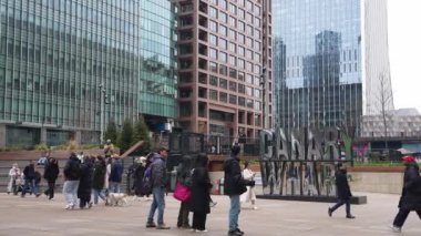 Canary Wharf 'ın modern mimarisi ve canlı atmosferi, gökdelenler, hareketli bir plaza ve ikonik Kanarya Rıhtımı tabelasını barındırır..