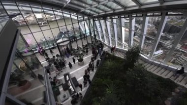 Video, Sky Garden 'ın kapalı iç mekanını, yemyeşil bahçesini, Thames Nehri' ni, Tower Bridge 'i ve Walkie Talkie binasını görüntüler..