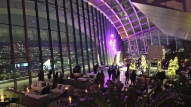 Gökyüzü Bahçesi 'nin cam duvarları, Londra' nın gece ufuk çizgisini gözler önüne seriyor. Çevre ışıkları, yemyeşil bitkiler ve rahat koltuklar, huzurlu atmosferi arttırıyor..