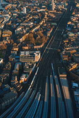 Londra 'nın hava perspektifi Londra Köprü İstasyonu' na giden tren raylarını gösteriyor. Thames Nehri görülebiliyor. Gün batımının ılık parıltısının altında..
