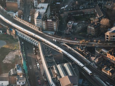 Londra 'da köprüden geçen bir trenin hava perspektifi, bir kış öğleden sonra modern ve geleneksel mimarinin karışımıyla çevrili..