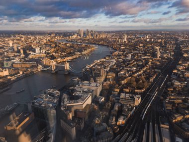 Londra 'nın Thames Nehri üzerindeki Tower Bridge' e ait hava perspektifi, Noel sezonu boyunca uzakta Canary Wharf gökdelenleri bulunuyor..