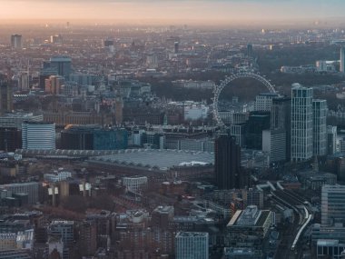 Görüntü, Londra 'nın Noel' deki panoramik manzarasını gösteriyor. Şehir, Thames Nehri 'nin görülebildiği ılık bir kış günbatımıyla aydınlanır..