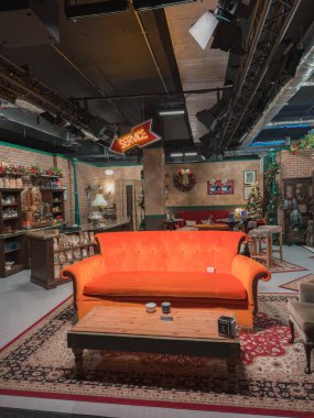 Londra 'daki Central Perk Kafe' nin ayrıntılı bir kopyasında ikonik turuncu kanepe, bayram çelenkleri, çelenkler, tuğla duvarlar ve klasik mobilyalar yer alıyor..