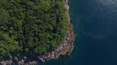 Tayland, Phuket Adası 'nın havadan görünüşü yemyeşil ormanı, kayalık kıyı şeridini ve Andaman Denizi' nin el değmemiş sularını gösteriyor..