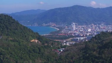Patong Sahili, turkuaz sular, küçük tekneler ve Tayland 'da yemyeşil tepeler bulunan Phuket Adası' nın havadan görünüşü..