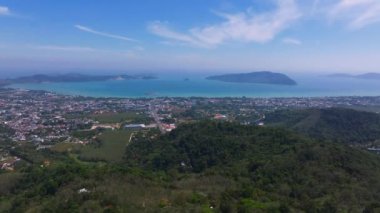 Yeşil tepeleri, kentsel alanları, sık ormanları ve Andaman Denizi 'yle buluşan turkuaz kıyı şeridini gösteren Phuket Adası' nın hava perspektifi.