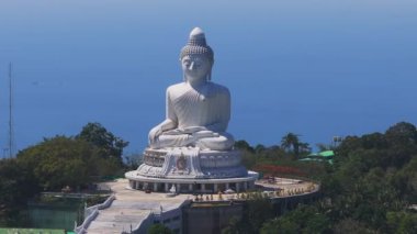 Phuket, Tayland 'da bir tepedeki Büyük Buda heykelinin havadan görünüşü. Arka planda okyanus ve görünen karmaşık detaylarla çevrili yeşil bir tepe..