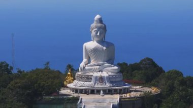Tayland 'ın Phuket kentindeki Büyük Buda heykelinin havadan görünüşü, arka planda okyanus ve yoğun bitki örtüsü bulunan yeşil bir tepede oturuyordu..