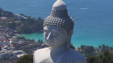 Tayland 'ın Phuket Adası' ndaki Büyük Buda heykelinin havadan görünüşü, kıyı kasabası, yemyeşil ve turkuaz suları arka planda..