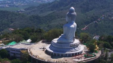 Nakkerd Tepesi, Phuket, Tayland 'daki Büyük Buda heykeli, yemyeşil, altın bir Buda, şehir manzarası ve Andaman Denizi görünür..
