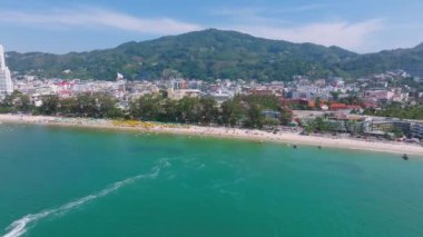 Patong Sahili 'nin turkuaz suları, tekneleri, jet ski' leri, bereketli tepeleri ve kendine özgü beyaz kulesinin bulunduğu hareketli kentsel alanı..