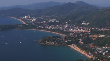 Tayland, Phuket Adası 'nın havadan görünüşü, Büyük Buda heykeli, bereketli tepeler, hareketli bir kasaba, sakin bir sahil ve hareketli kıyı bölgeleri..