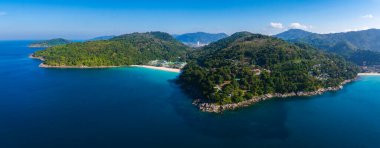 Tayland 'ın Phuket kıyı bölgesindeki Andaman Denizi' nin yemyeşil tepeleri, hilal şekilli plajları ve turkuaz suları..