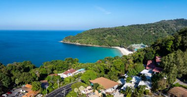 Beyaz kum, turkuaz sular, yemyeşil tepeler ve Phuket, Tayland 'da dolambaçlı yolları olan küçük bir yerleşim yeri..