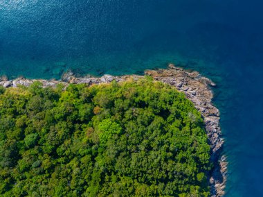 Camburi Beach, Sao Paulo, Brezilya 'daki kayaların manzarası. Temiz su, Brezilya kıyısı yakınlarındaki su altı arazisini ortaya çıkardı..