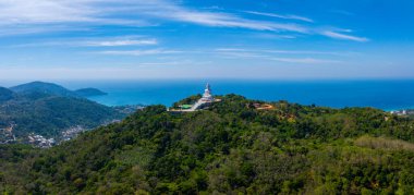 Tayland 'ın Phuket kentindeki Büyük Buda heykelinin havadan görünüşü orman ve mavi denize bakan yeşil bir tepenin üzerinde..