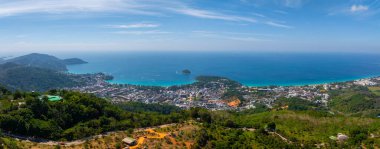 Phuket, Tayland 'ın panoramik hava manzarası, kıyı şeridi, Andaman Denizi, yemyeşil tepeler, kentsel alanlar ve küçük bir açık deniz adası..