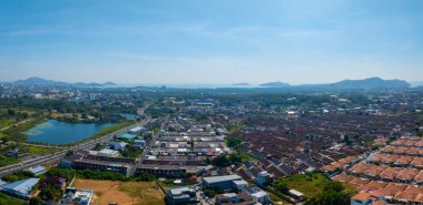 Nilüfer havuzu, şehir binaları, uzak tepeler ve açık mavi gökyüzü altında adaları olan Andaman Denizi 'nin yer aldığı Phuket, Tayland hava manzarası..