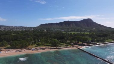 Havadan Oahu, Hawaii manzarası, Elmas başlıklı krater, turkuaz suları, küçük bir iskele, yemyeşil yemyeşil ve nazik kamera hareketi..