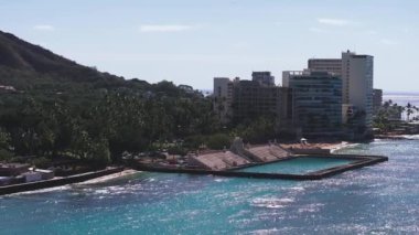 Havadan Oahu, Hawaii manzarası, Elmas başlıklı krater, turkuaz sular, deniz kıyısı, yemyeşil ve yumuşak okyanus dalgaları..