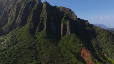 Hawaii, Oahu 'daki Ko olau Dağları' nın havadan görünüşü, sivri kayalıklar, canlı yeşillikler, kırmızı toprak ve görünür elektrik hatları..