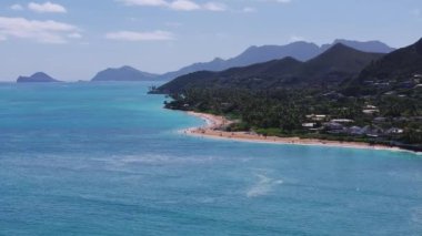Oahu Adası 'ndaki Lanikai Sahili' nin yavaş, engebeli bir havası turkuaz suları, altın kumları, Mokulua Adaları ve Ko olau sıradağlarını gösteriyor..