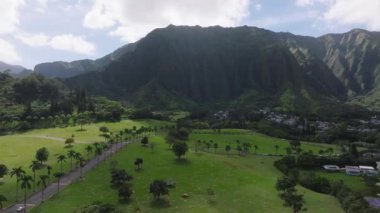 Hawaii, Oahu 'nun havadan görünüşü, Ko olau dağ sırası, küçük bir kasaba, çimenli tarlalar, ve yavaş hareket eden palmiye ağaçları..