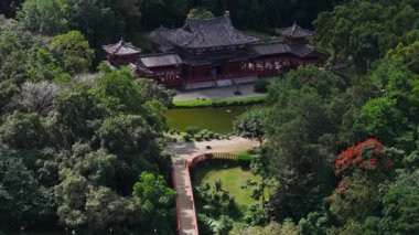 Hawaii, Oahu 'daki Byodo Tapınağı' nın sakin hava manzarası yoğun orman ve yeşilliklerle çevrili geleneksel Japon mimarisini gözler önüne seriyor..