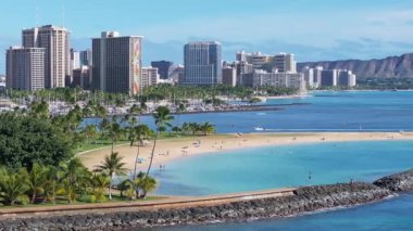Hawaii, Oahu 'daki Waikiki Sahili' nin havadan görünüşü. Elmas başlıklı krater, turkuaz suları, dalgalar ve Honolulu 'nun görülebilir yüksek binaları..