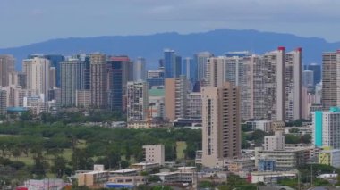 Honolulu, Hawaii 'nin havadan görünüşü, yüksek binalar, yemyeşil alanlar ve arka planda Pasifik Okyanusu..