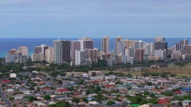 Yavaş süpürülen Honolulu, Hawaii, yüksek binalar, yemyeşil alanlar, uzak dağlar, ve arka planda Pasifik Okyanusu.