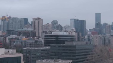 Seattle şehir merkezinin havadan görünüşü, Büyük Tekerlek, Columbia Merkezi, Smith Kulesi ve Lumen Alanı 'nı gösteriyor..