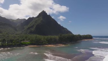 Hawaii, Kauai Adası 'ndaki Napali Sahili' nin havadan görünüşü. Sarp kayalıklar, yemyeşil alanlar, el değmemiş bir sahil ve kıyıya vuran turkuaz dalgalar..