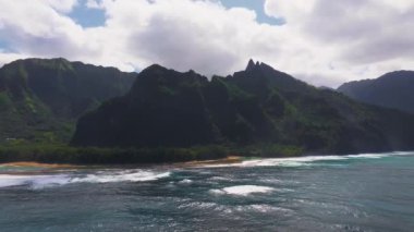 Hawaii, Kauai Adası 'ndaki Napali Sahili' nin havadan görünüşü, sivri yeşil uçurumlar, turkuaz suları ve aşağıda dar altın bir sahil var..