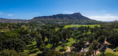 Hawaii, Oahu Adası 'ndaki elmas başlıklı kraterin havadan görünüşü, yemyeşil parklar, kentsel alanlar ve berrak mavi gökyüzünün altında görünen okyanus..