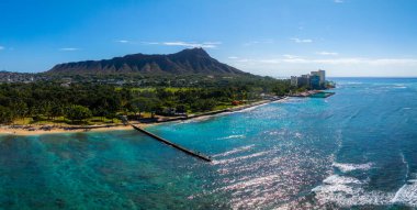 Havadan Oahu, Hawaii, Elmas Kafa krateri, turkuaz Pasifik suları, kumlu sahil, yemyeşil ve kıyı şeridi yakınlarındaki binalar görünüyor..