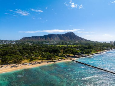 Hawaii, Oahu 'daki Waikiki Sahili' nin havadan görünüşü, Elmas Kafalı Krater, Turkuaz suları, kumlu sahil şeridi, sahile gidenler ve görünür bir dalgakıran..