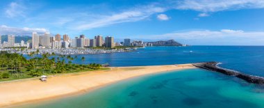 Havadan Honolulu, Oahu, Hawaii, Elmas başlıklı krater, kumlu plaj, turkuaz sular, yemyeşil park ve kıyı boyunca şehrin ufuk çizgisi..