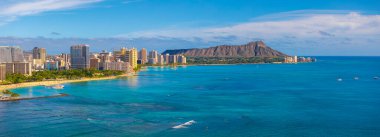 Hawaii, Honolulu 'daki Waikiki Sahili' nin havadan görünüşü turkuaz sular, yüksek binalar ve berrak mavi gökyüzünün altındaki elmas başlıklı krater..