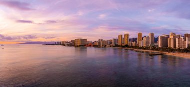 Gün batımında Honolulu, Oahu, Hawaii 'deki Waikiki Sahili' nin havadan görüntüsü. Yüksek katlı oteller, Royal Hawaiian Oteli ve Diamond Head Krateri görülebilir durumda..
