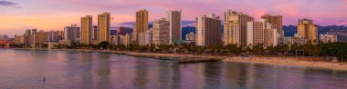 Gün batımında Honolulu, Oahu, Hawaii 'deki Waikiki Sahili' nin havadan görüntüsü. Sakin okyanus suları, palmiye kaplı kumlu plaj ve görünen Diamond Head ile ufuk çizgisi..