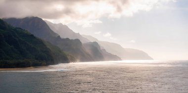 Kauai Adası 'ndaki Napali Sahili' nde engebeli uçurumlar, yemyeşil alanlar, tenha bir sahil ve Pasifik Okyanusu 'yla buluşan sisli dağ sırtları bulunur..