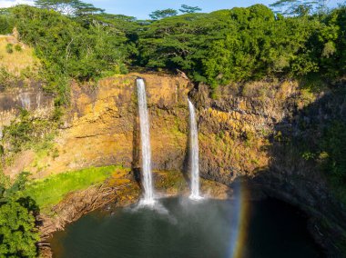 Hawaii, Kauai 'deki Wailua Şelaleleri' nin ikiz şelaleleri kayalık bir uçurumdan bir havuza dökülüyor..