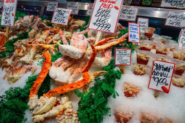Alaska kral yengeç bacakları, Dungeness yengeci ve el yazısıyla Pike Place Market 'te karides kokteyli içeren taze deniz ürünleri..