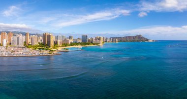 Elmas başlıklı krater, turkuaz sular, Waikikis ufuk çizgisi ve ön planda tekneleri olan bir marina içeren Honolulu, Oahu, Hawaii hava manzarası..