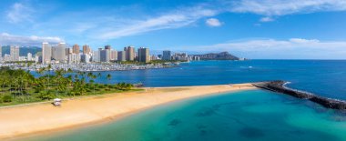 Havadan Honolulu, Oahu, Hawaii, Elmas başlıklı krater, kumlu plaj, turkuaz sular, yemyeşil park ve kıyı boyunca şehrin ufuk çizgisi..